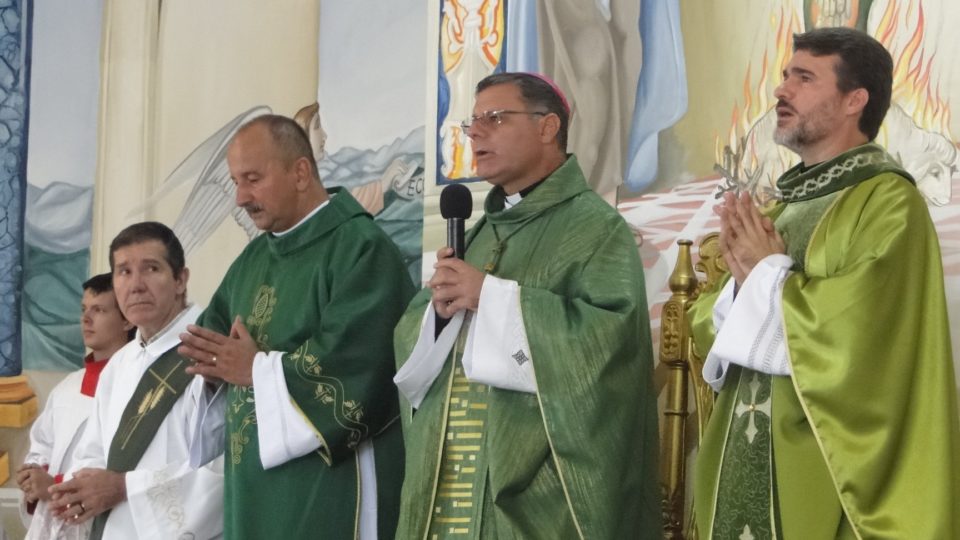 Padre Valcir Rodrigues Coelho toma posse na Paróquia Nossa Senhora Aparecida em Dois Córregos