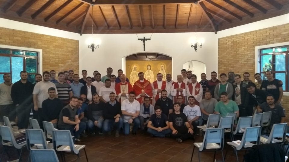 Dom Paulo Cezar entrega aos Seminaristas da Diocese o Itinerário de Formação Presbiteral