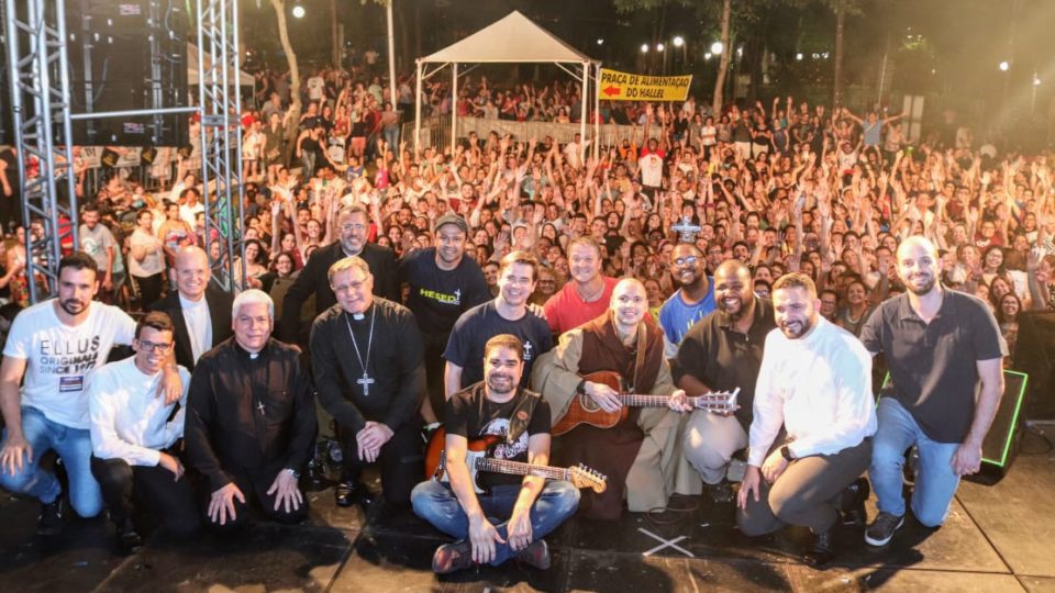 Hallel e festa do padroeiro reuniu cerca de 50 mil pessoas na praça da Catedral de São Carlos