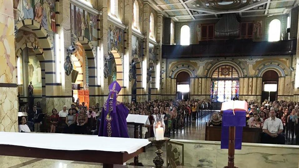 Dom Eduardo Malaspina preside na Paróquia Divino Espirito Santo de Itápolis