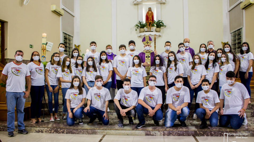 DOM EDUARDO MALASPINA PRESIDE SACRAMENTO DA CRISMA NA PARÓQUIA SENHOR BOM JESUS