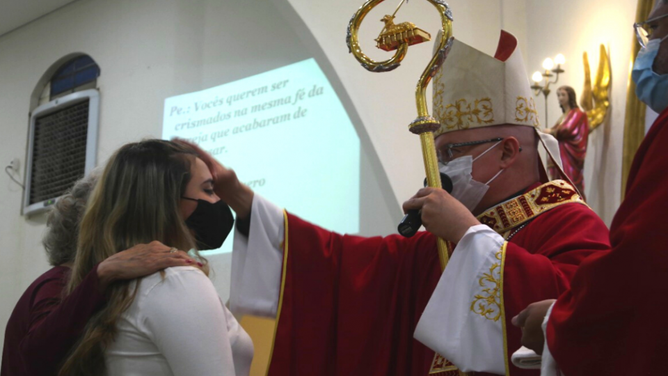 Mais de 130 jovens e adultos recebem sacramento da Crisma 
