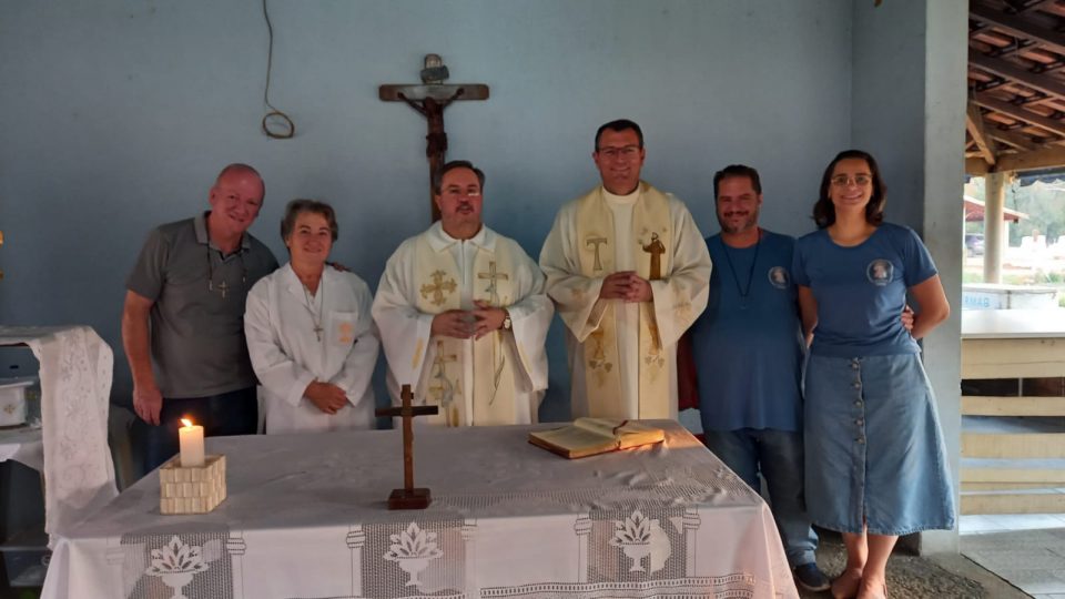 Padre Sandro Portela celebra Missa na Comunidade Missionária Divina Misericórdia.