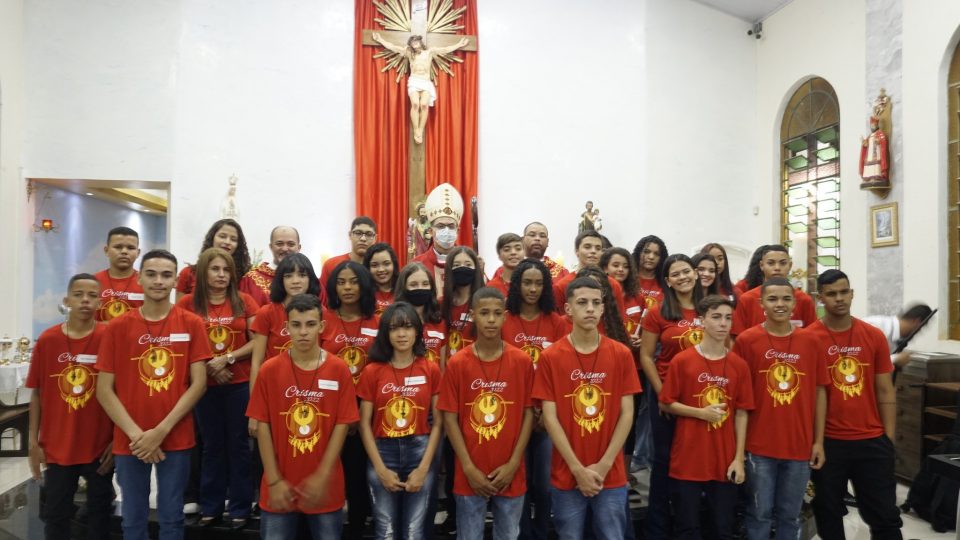 Bispo Diocesano preside Sacramento da Crisma na Paróquia São Judas Tadeu em Américo Brasiliense