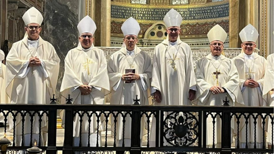 Dom Luiz Carlos acompanhado de Dom Eduardo Malaspina e demais bispos participam de missa na Basílica de São João de Latrão em dia de reuniões no Discatério