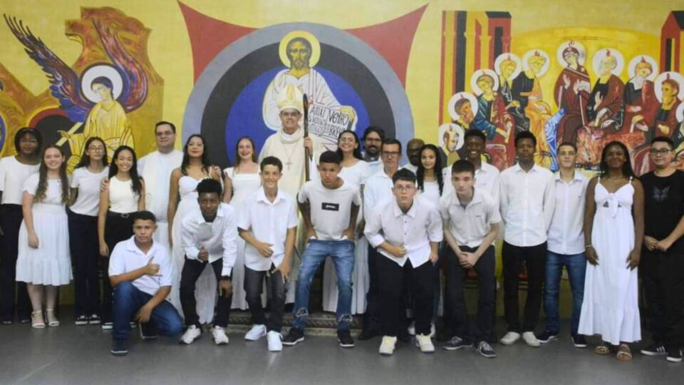 Vinte jovens recebem o sacramento da Crisma na Paróquia Santa Isabel em São Carlos