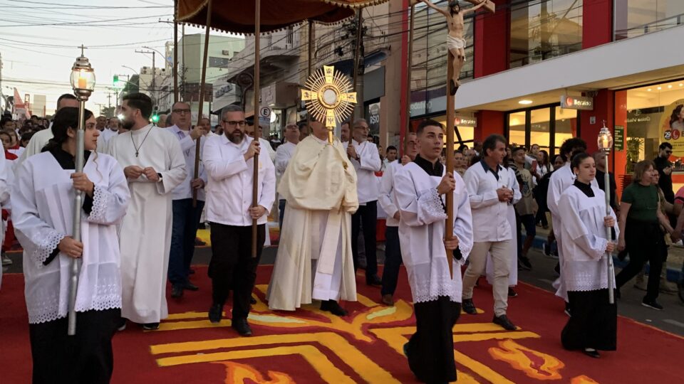 Milhares de fiéis participam do Corpus Christi em Matão