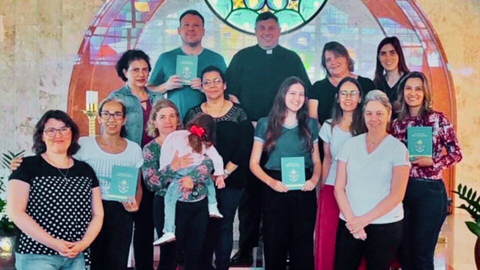 Catequistas recebem Diretório dos Sacramentos na Paróquia Nossa Senhora de Fátima