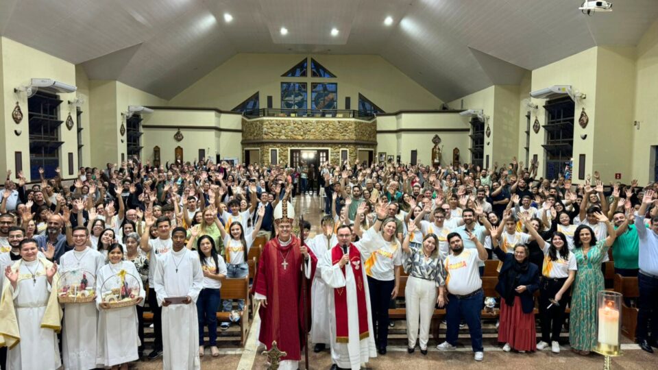 Jovens e adultos recebem sacramento da Crisma na Paróquia Nossa Senhora de Fátima em Jaú