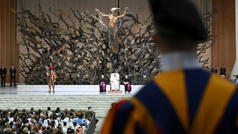 Catequese do Papa: sem o Espírito Santo a Igreja não pode ir em frente