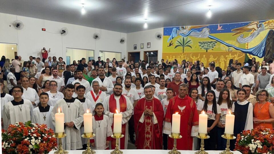 54 jovens recebem o sacramento da Crisma em Boa Esperança do Sul