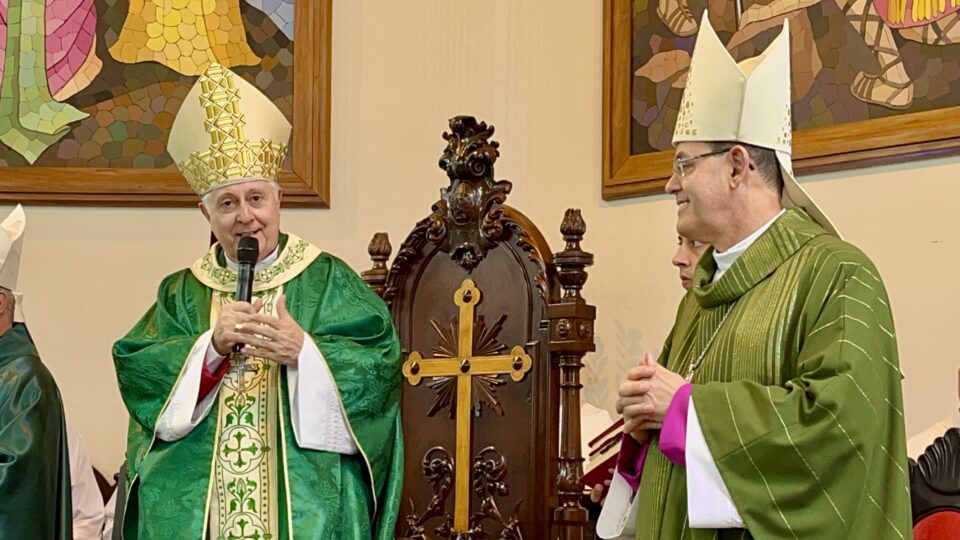 Núncio apostólico celebra missa na Catedral São Carlos Borromeu