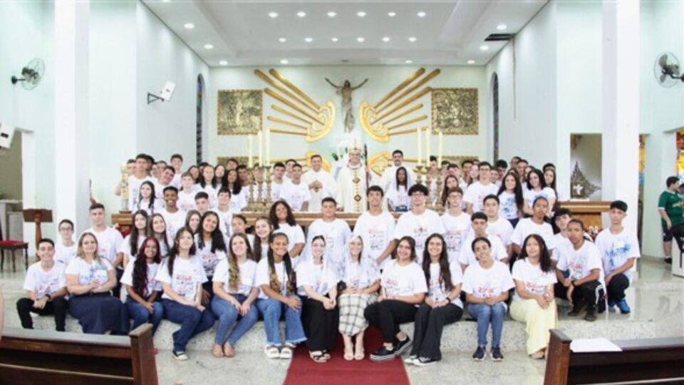 77 jovens recebem sacramento da Crisma na paróquia N. S. Aparecida