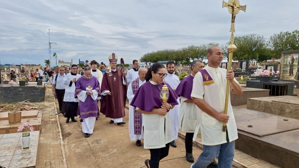 Dom Luiz celebra missa de Finados na paróquia Nossa Senhora do Carmo