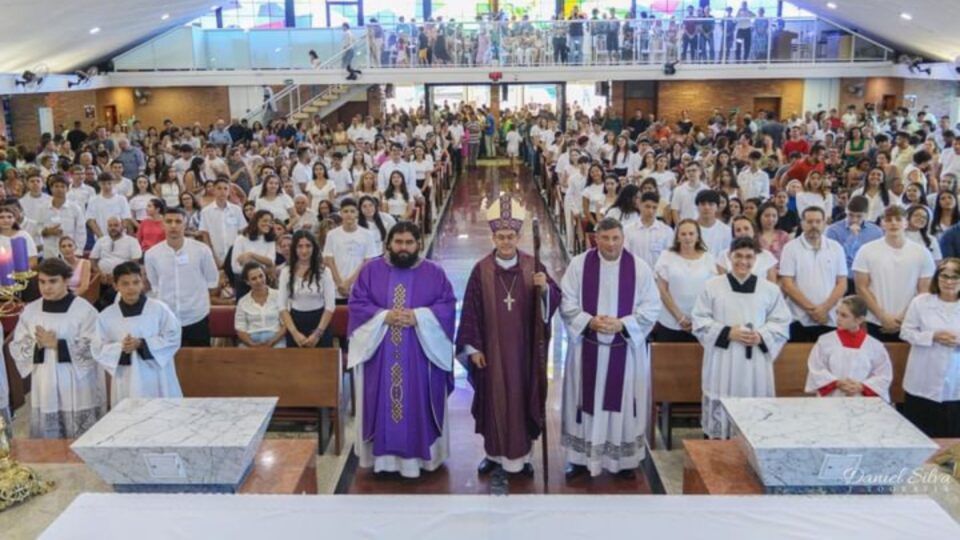 Crisma na Paróquia N. S. de Fátima