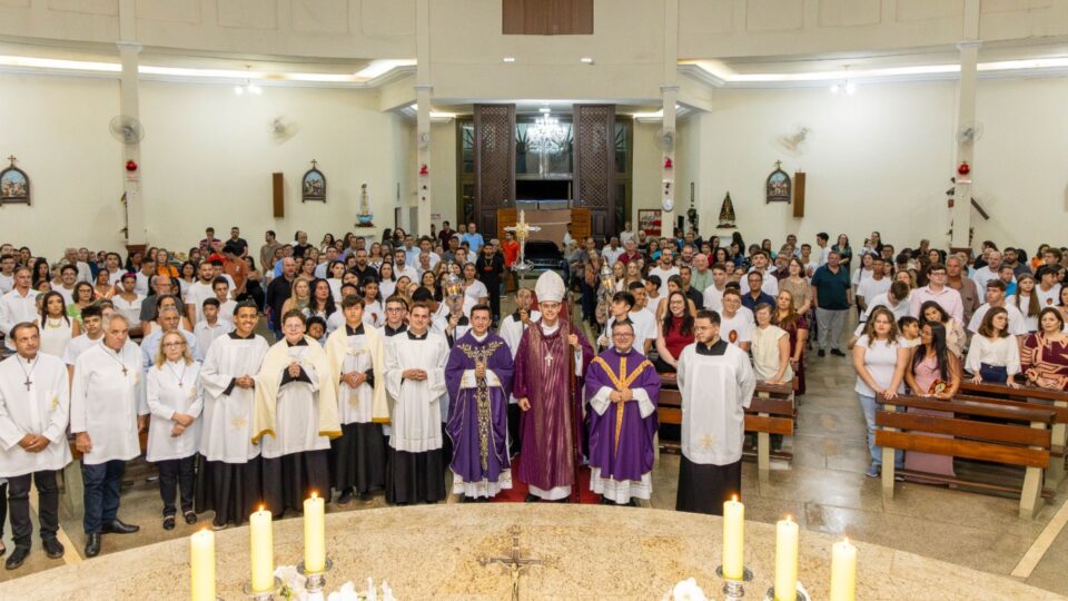 57 jovens recebem sacramento da Crisma em São Carlos