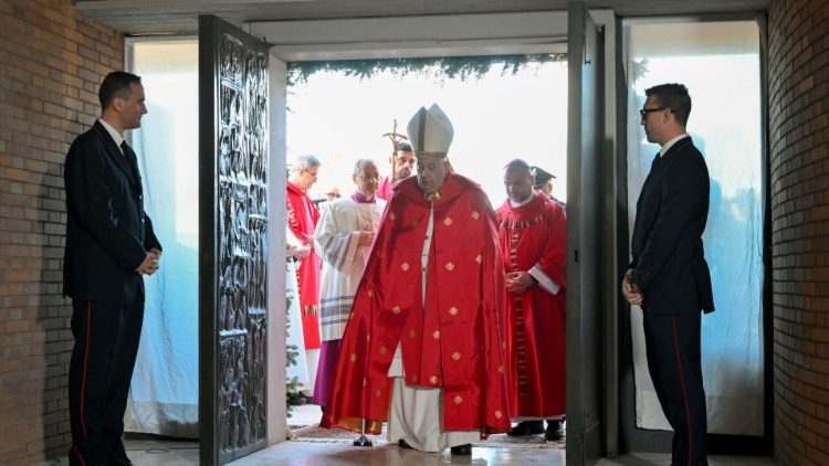 Papa Francisco abre segunda Porta Santa no cárcere romano de Rebbibia