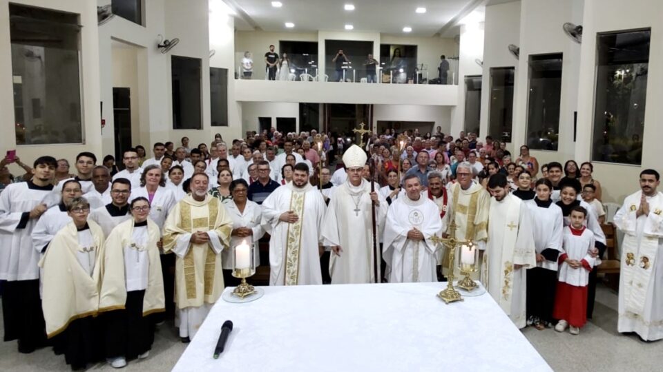 Dom Luiz celebra posse de padres na paróquia Santa Teresinha em Araraquara